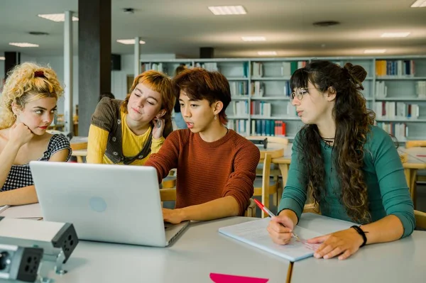 Bir Grup Çok Irklı Öğrenci Kütüphanede Oturmuş Dizüstü Bilgisayar Ekranlarına — Stok fotoğraf