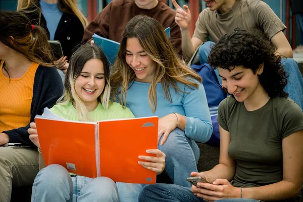 Grupo Amigos Universitarios Multiétnicos Felices Con Libros Texto Teléfonos Inteligentes — Foto de Stock