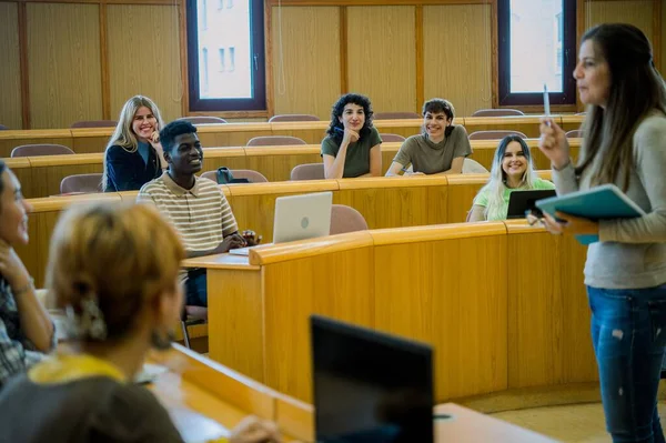 Группа Счастливых Мультиэтнических Студентов Сидящих Партами Ноутбуками Посещающих Лекцию Стоящего — стоковое фото
