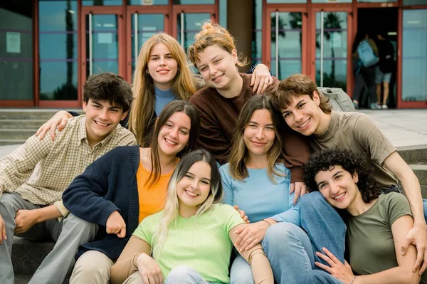 Contenidos Jóvenes Compañeros Clase Multiétnicos Con Ropa Casual Sonriendo Mirando — Foto de Stock