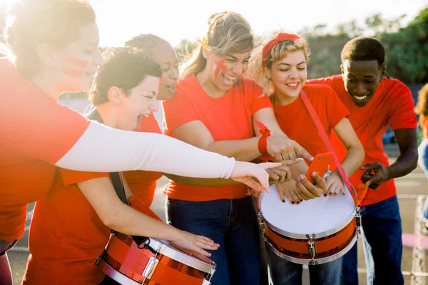 Группа Мультиэтнических Мужчин Женщин Играют Барабанах Проводя Время Вместе — стоковое фото