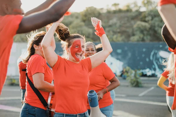 Grupo Fãs Multi Étnicos Camisas Vermelhas Levantar Braços Celebrar Sua — Fotografia de Stock