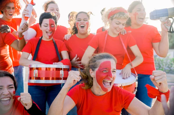 Группа Взволнованных Молодых Фанатов Мультирасовых Женщин Мужчин Одинаковой Красной Футболке — стоковое фото