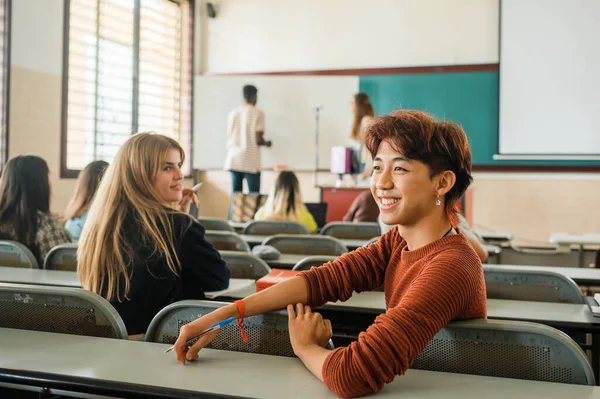 Mutlu Asyalı Ergen Gündüz Vakti Derslerden Kaçarken Sınıf Arkadaşıyla Sohbet — Stok fotoğraf
