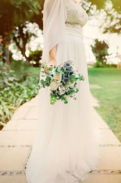 Beyaz Elbiseli Çiçek Buketli Tanınmayan Bir Kadın Yazın Parkta Düğün — Stok fotoğraf