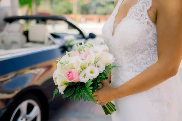Beyaz Elbiseli Tanınmayan Bir Kadın Düğün Kutlaması Sırasında Güneş Işığıyla — Stok fotoğraf