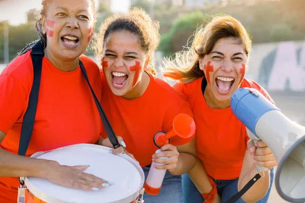 Alegre Joven Madura Multirracial Ventiladores Femeninos Camiseta Roja Similar Con — Foto de Stock