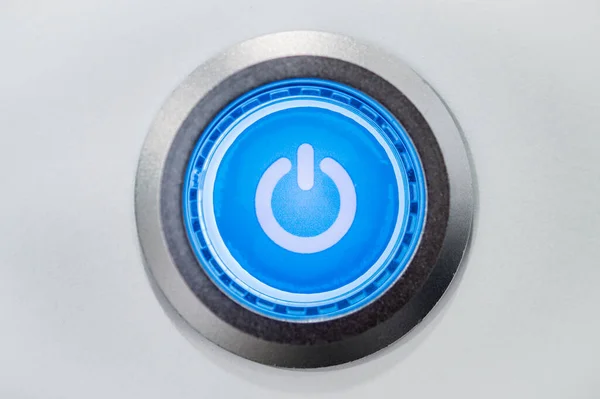 丸みを帯びた青の光るボタンの閉鎖装置の白い体をオンにする記号 — ストック写真
