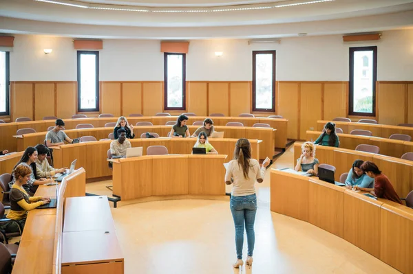 Modern Üniversitenin Hafif Konferans Salonunda Ders Sırasında Dizüstü Bilgisayarlı Bir — Stok fotoğraf