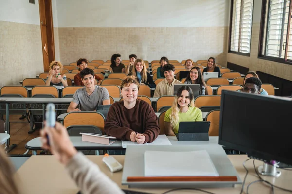 Grupo Compañeros Clase Multiétnicos Sonriendo Escuchando Profesor Explicando Tema Durante — Foto de Stock