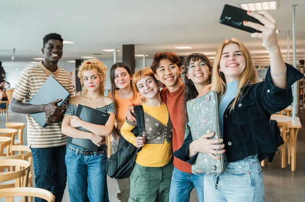 Grupo Diversos Estudiantes Adolescentes Con Computadora Portátil Papelería Abrazándose Sonriendo — Foto de Stock