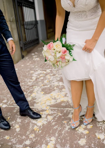 Düğün Töreninde Çiçek Yapraklarıyla Kaplı Yolda Duran Isimsiz Gelin Damadın — Stok fotoğraf