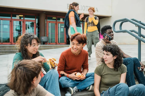 Grupo Adolescentes Multirraciales Pelando Frutas Hablando Entre Mientras Están Sentados — Foto de Stock