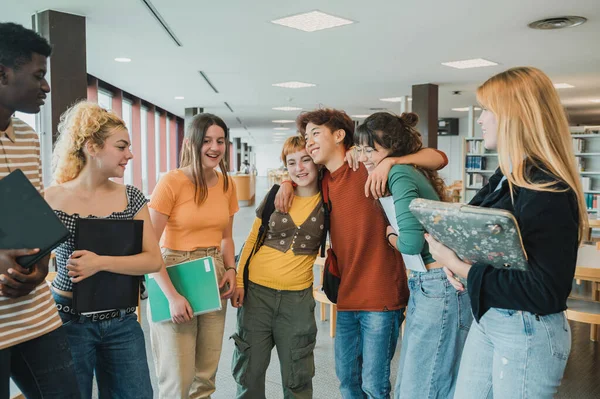 Çağdaş Üniversite Kütüphanesinde Öğrenim Görmek Için Buluşurken Farklı Arkadaşlarının Yanında — Stok fotoğraf