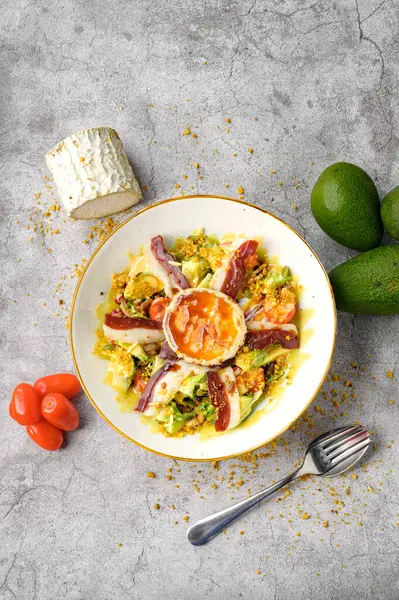 Bovenaanzicht Van Smakelijke Verse Salade Met Spek Avocado Witte Kaas — Stockfoto