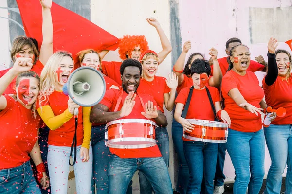 Grupo Jovens Felizes Multiétnicos Torcem Sua Equipe Com Bandeiras Megafones — Fotografia de Stock