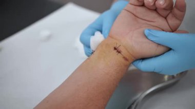 Yüksek açılı, eldivenli, lateks eldivenli, isimsiz bir doktor.