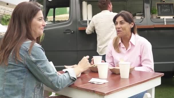 채흔치 히스패닉 여성들 탁자에 시간에 공원에서 이야기를 나누는 — 비디오
