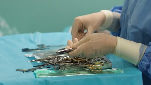 Temiz Bornozlu Lateks Eldivenli Tanınmayan Asistanın Ameliyat Odasına Hazırlanırken Masadan — Stok video