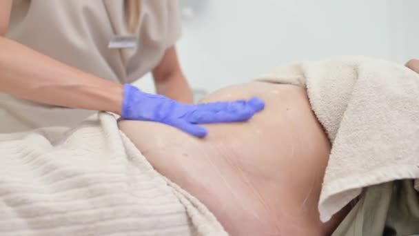 Vücut Düzeltme Işleminden Önce Güzellik Kliniğindeki Müşterinin Şişko Karnına Masaj — Stok video