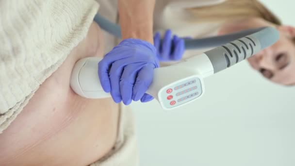 Professionelle Kosmetikerin Handschuhen Mit Fettentfernungsmaschine Bauch Des Kunden Schönheitsklinik — Stockvideo