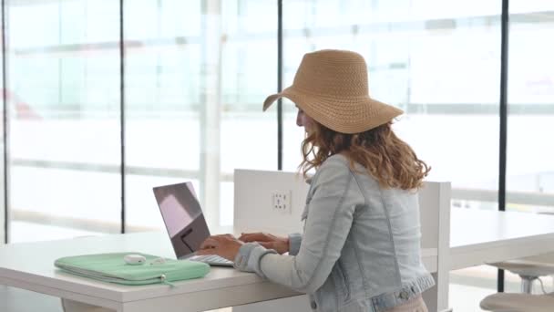 Kot Ceketli Güneş Şapkalı Bir Kadın Pencerenin Yanındaki Masada Oturuyor — Stok video