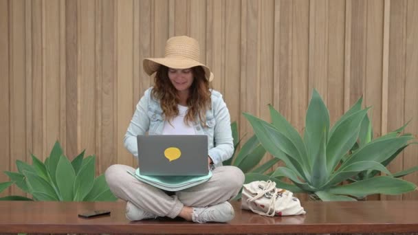 Alegre Freelancer Femenina Sonriendo Escribiendo Teclado Netbook Mientras Está Sentada — Vídeo de stock