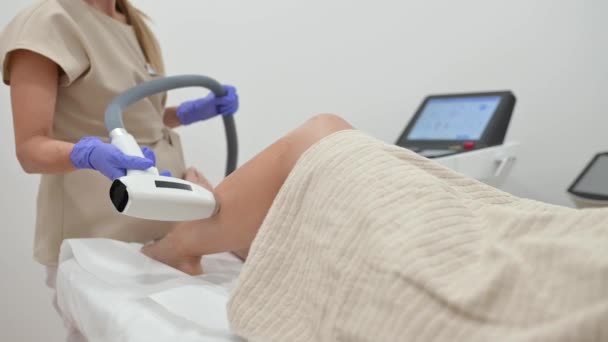 Professional Cosmetician Gloves Applying Ipl Treatment Leg Crop Woman Removing — Stock Video