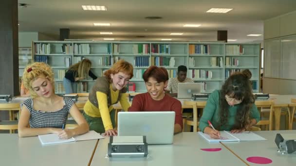 Contenuto Giovani Studenti Multirazziali Abiti Casual Prendere Appunti Utilizzare Computer — Video Stock