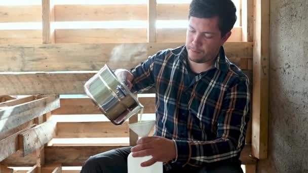 Αγρότης Ετοιμάζει Ένα Μπουκάλι Ζεστό Γάλα — Αρχείο Βίντεο