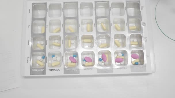 Κάτοψη Φωτογραφία Της Καλλιέργειας Ανώνυμη Σύνθεση Φαρμακοποιός Βάζοντας Χάπια Κουτί — Αρχείο Βίντεο