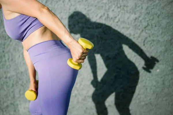 Side View Faceless Mature Female Lilac Activewear Doing Triceps Kickbacks — Stock Photo, Image