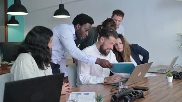 Grupp Positiva Multietniska Företagare Formella Kläder Som Arbetar Tillsammans Med — Stockvideo