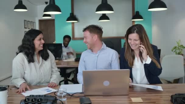 Vidám Munkatársak Csoportja Formális Ruhában Asztalnál Számítógép Mellett Nevetnek Miközben — Stock videók