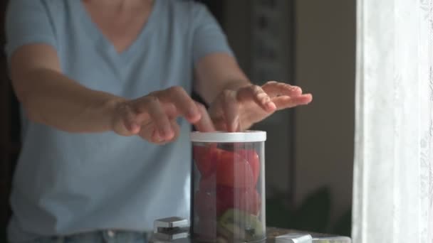 Inclinación Tiempo Real Mujer Anónima Cosecha Que Pone Los Tomates — Vídeo de stock