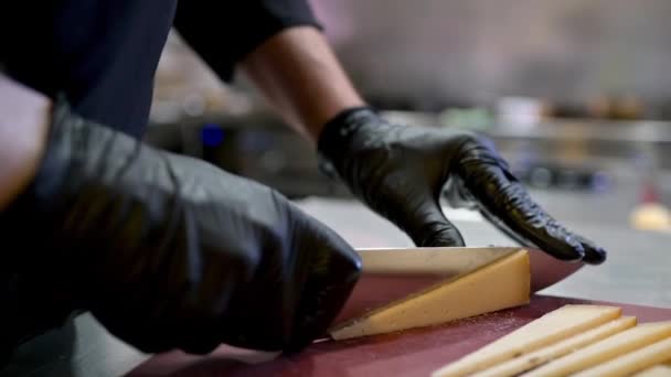 Langzame Beweging Van Gewas Anonieme Mannelijke Kok Latex Handschoenen Snijden — Stockvideo
