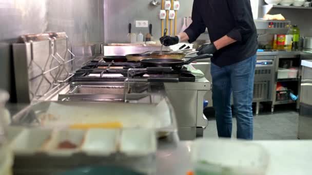 Lokanta Mutfağında Leziz Yemekler Hazırlarken Sağdaki Kamerasında Isimsiz Erkek Aşçının — Stok video