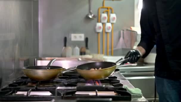 고유의 기름을 프라이팬에 모양으로 감자튀김을 꺼내는 모습은 실시간으로 수있다 — 비디오