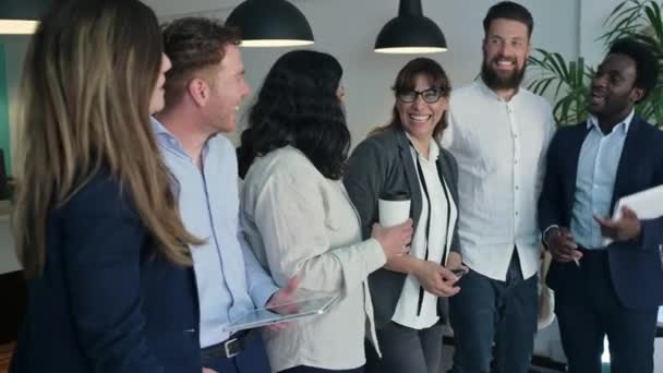 Grupo Diversos Compañeros Trabajo Emocionados Con Papeles Tazas Café Pie — Vídeo de stock
