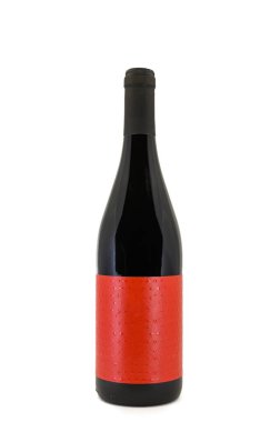 Stüdyoda beyaz arka planda kırmızı etiketli yüksek açılı kırmızı şarap şişesi