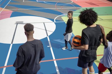 Kıvırcık saçlı, siyah elbiseli, basketbol topuyla ayakta duran ve bir spor sahasındaki antrenman seansının başında birbirlerine bakan tanınmamış Afro-Amerikan grupları..