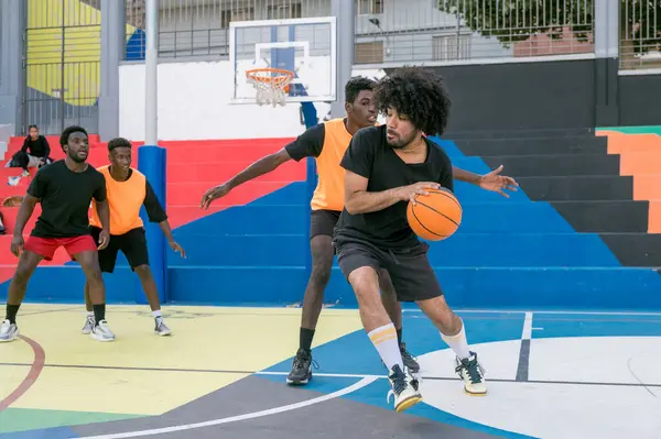 Corpo Completo Giocatore Basket Afroamericano Maschile Che Lancia Palla Nel — Foto Stock