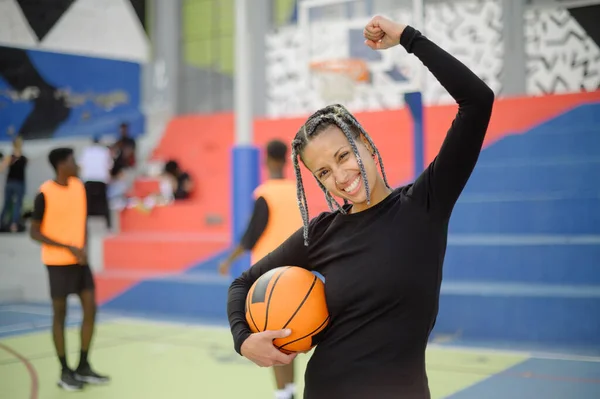 Aufgeregte Afroamerikanische Basketballerin Steht Mit Ball Auf Spielplatz Und Feiert — Stockfoto