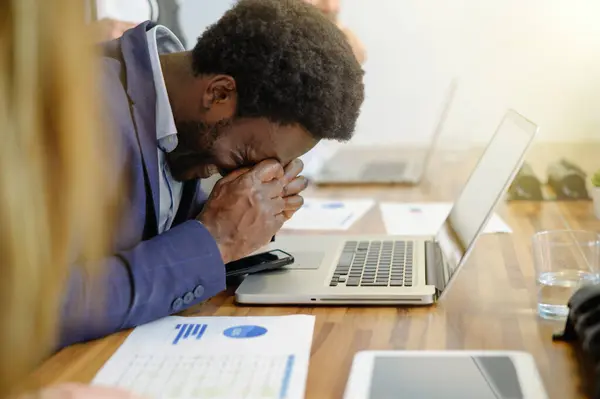 Sidovy Utmattad Afroamerikansk Manlig Entreprenör Kostym Lider Migrän Smärta Och — Stockfoto