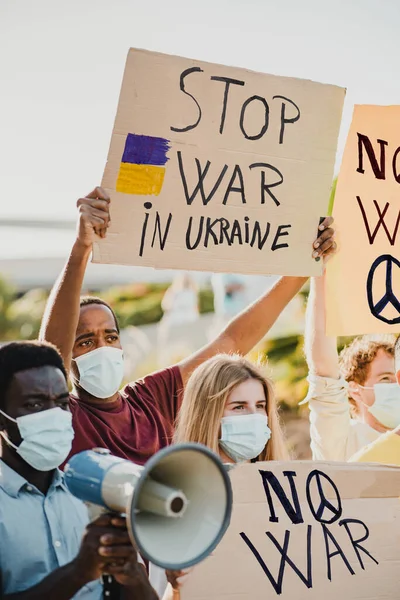 Genç Çok Irklı Göstericiler Ukrayna Karşı Yapılan Savaşı Şehirde Koruyucu — Stok fotoğraf