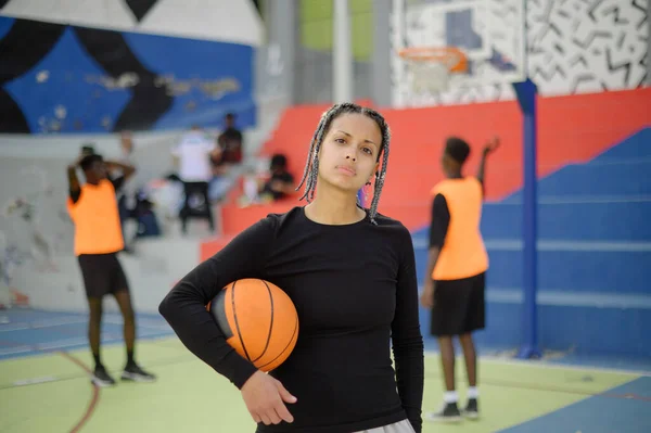 Selbstbewusste Afroamerikanische Athletin Mit Zöpfen Steht Mit Ball Auf Basketballfeld — Stockfoto