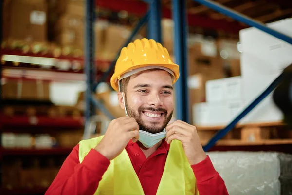 Glad Arbetare Ett Lager Bär Säkerhetsmask För Förebyggande Coronavirus Logistik — Stockfoto
