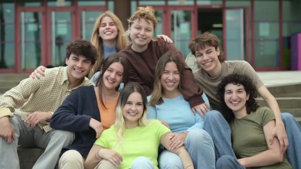 Група Задоволених Молодих Багаторасових Студентів Чоловічої Жіночої Статі Повсякденному Одязі — стокове відео