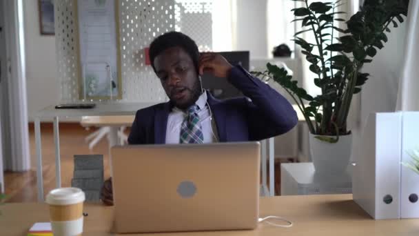 Umtriebiger Afroamerikanischer Geschäftsmann Setzt Kopfhörer Auf Und Diskutiert Projekt Während — Stockvideo