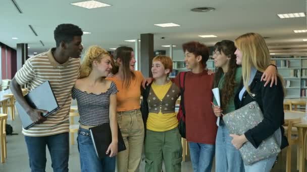 Sekelompok Siswa Muda Multirasial Positif Dalam Pakaian Kasual Dengan Laptop — Stok Video